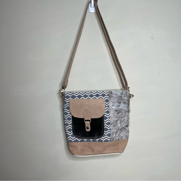 Travelteli Desert Bag with Cowhide fur - Picture 1 of 12